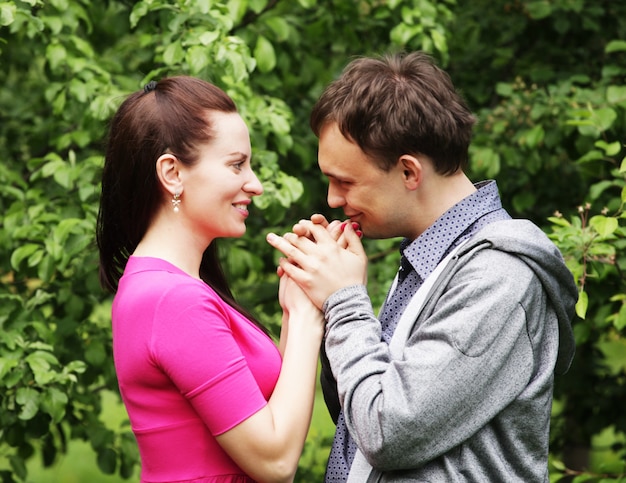 Foto hermosa joven pareja cogidos de la mano