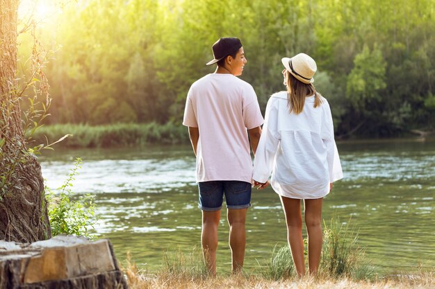 Hermosa joven pareja enamorada en la montaña.