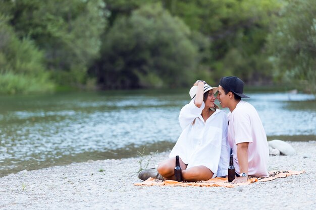 Hermosa joven pareja enamorada en la montaña.