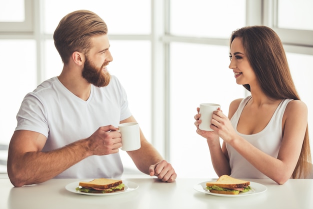 Hermosa joven pareja está hablando y sonriendo