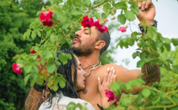 Hermosa joven pareja feliz pareja enamorada apasionada mujer y hombre en tatuaje relajarse