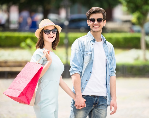 Hermosa joven pareja haciendo compras juntos.