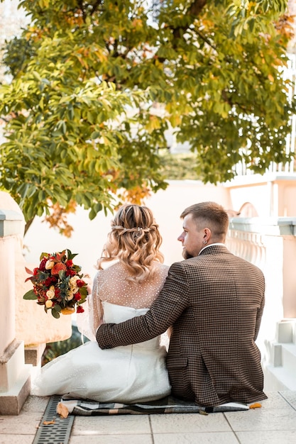 Hermosa joven pareja de moda en la boda