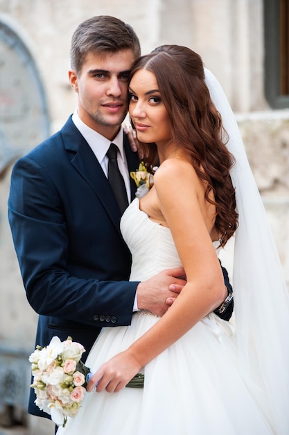 Hermosa joven pareja de moda en la boda