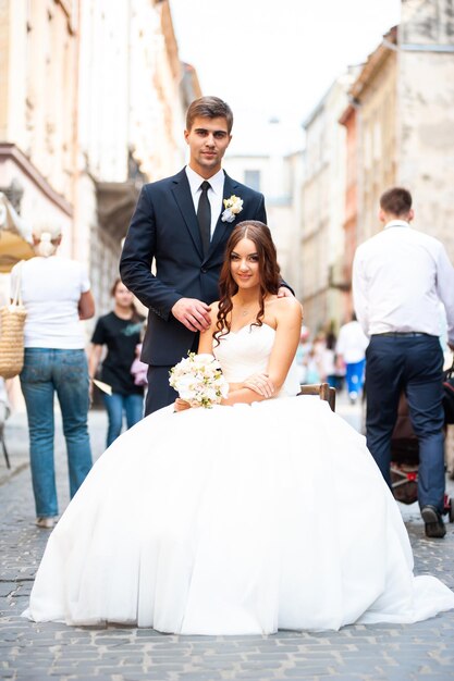 Hermosa joven pareja de moda en la boda