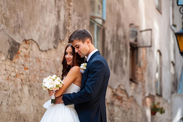 Hermosa joven pareja de moda en la boda