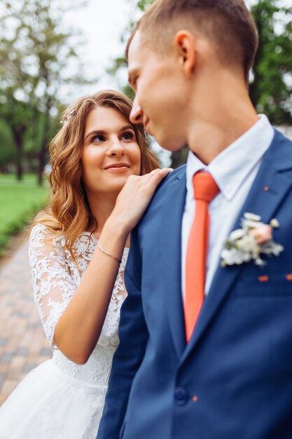 Hermosa joven pareja en la naturaleza, pareja de enamorados