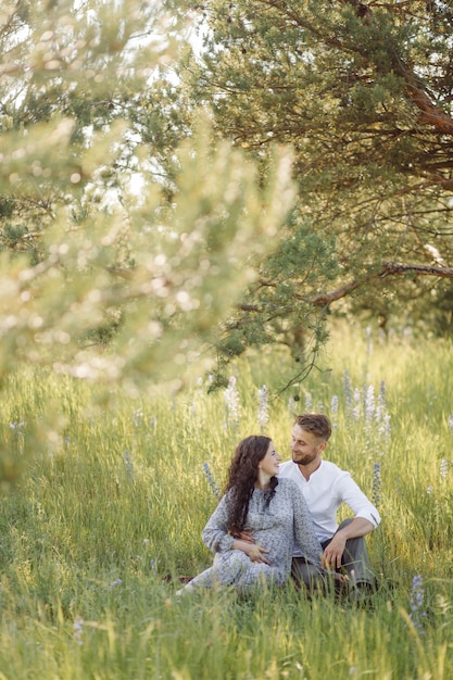 Hermosa joven pareja pasar tiempo en el jardín