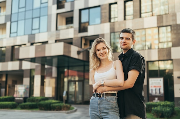 Hermosa joven pareja pasar tiempo juntos