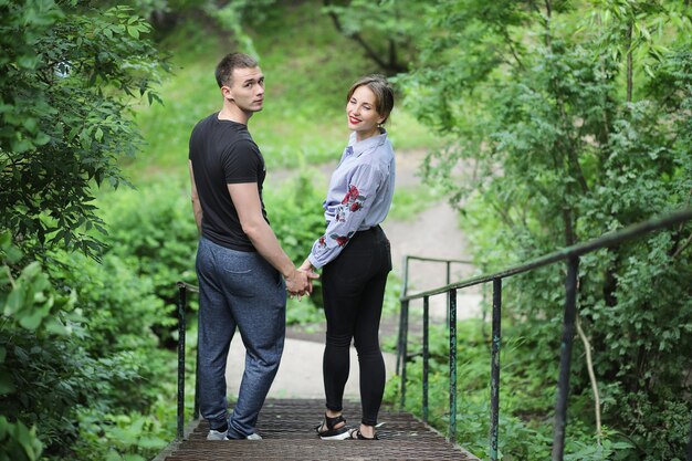 Hermosa joven pareja en un paseo por el parque de la primavera