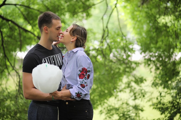 Hermosa joven pareja en un paseo por el parque de la primavera