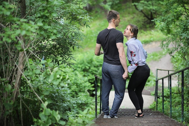 Hermosa joven pareja en un paseo por el parque de la primavera