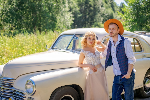 Hermosa joven pareja de pie junto al coche