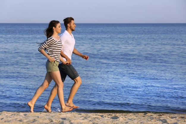 Hermosa joven pareja en la playa