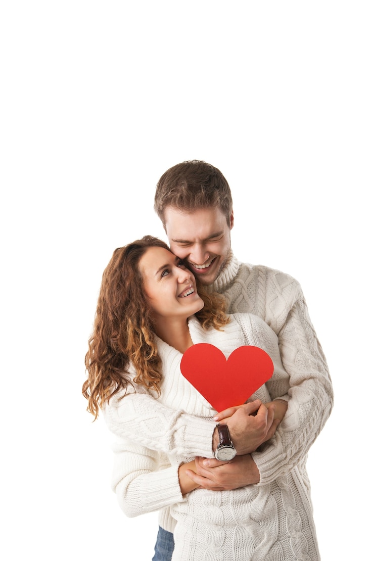 Foto hermosa joven pareja sosteniendo un corazón rojo aislado sobre fondo blanco.
