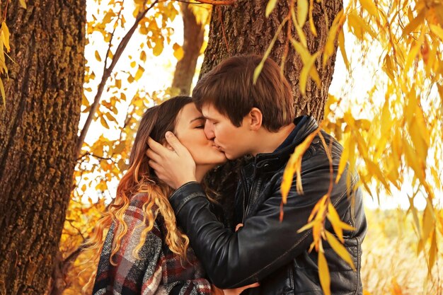 Hermosa joven pareja teniendo cita al aire libre