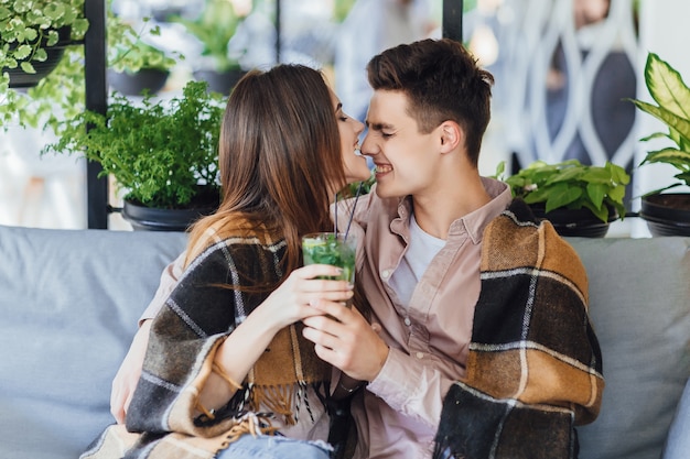 Hermosa joven pareja en una terraza de verano