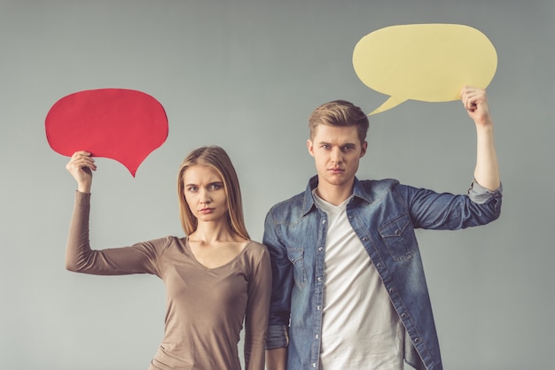 Foto hermosa joven pareja tiene burbujas de discurso.