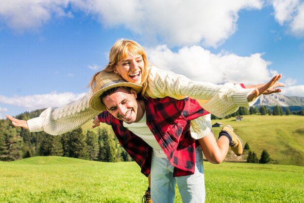 Hermosa joven pareja viajando en los Dolomitas, Italia