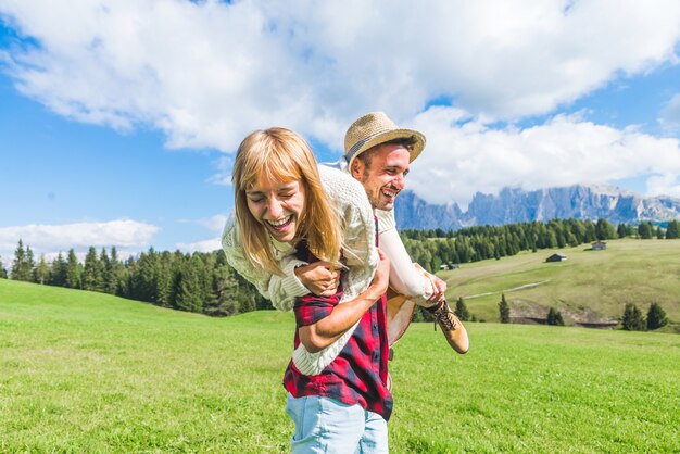 Hermosa joven pareja viajando en los Dolomitas, Italia