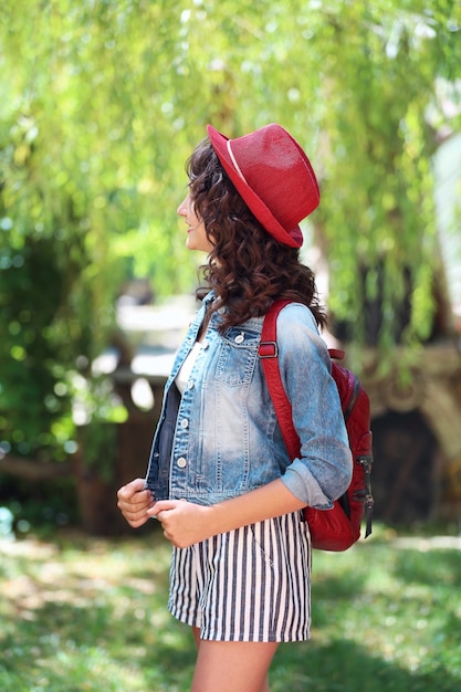 Hermosa joven en el parque