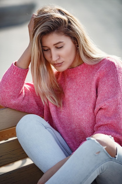 Hermosa joven en un paseo por la ciudad de otoño Hermosa mujer en un suéter Retrato de moda elegante mujer bonita al aire libre Mujer joven divirtiéndose en la ciudad Moda callejera