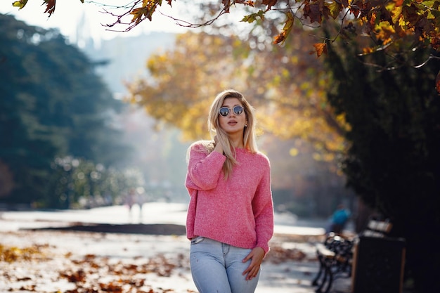 Foto hermosa joven en un paseo por la ciudad de otoño hermosa mujer en un suéter retrato de moda elegante mujer bonita al aire libre mujer joven divirtiéndose en la ciudad moda callejera