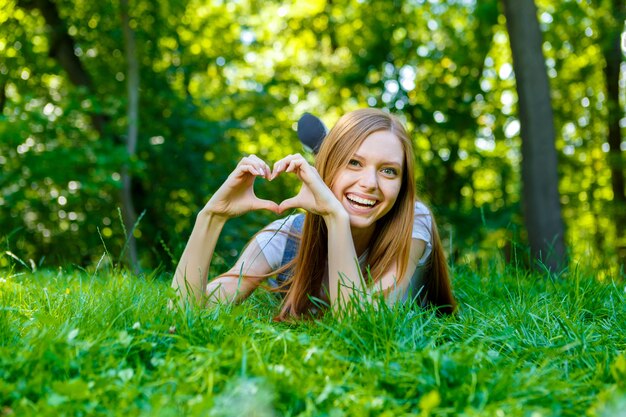 Hermosa joven pelirroja sonriente