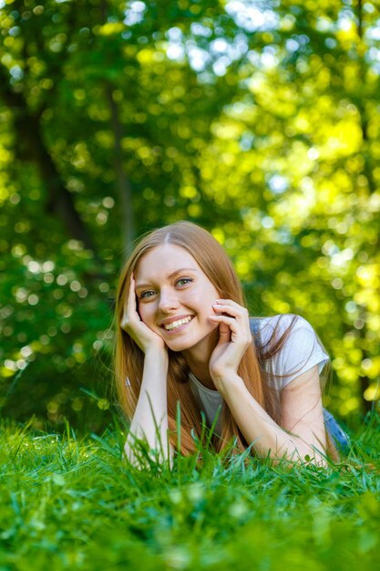 Hermosa joven pelirroja sonriente