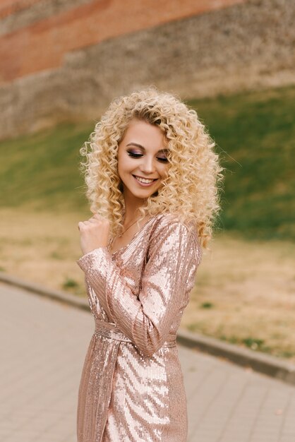 Bebé Hermoso Con El Pelo Rizado Con Un Bonito Vestido Blanco Sobre Blanco  Fotos, retratos, imágenes y fotografía de archivo libres de derecho. Image  29893163