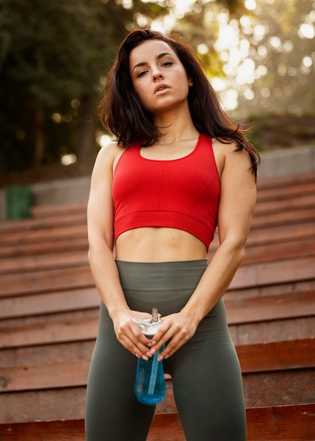 Hermosa joven posando al aire libre