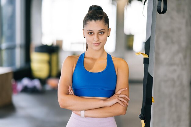 Hermosa joven posando para la cámara en el gimnasio