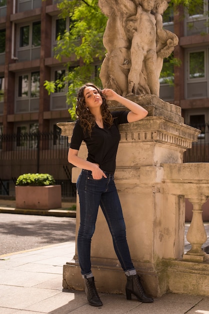 Hermosa joven posando en la ciudad