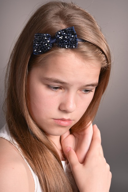 Hermosa joven posando en estudio sobre fondo