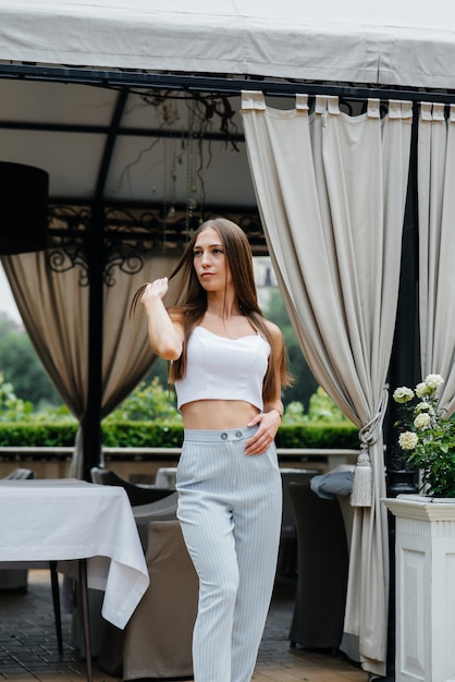 Hermosa joven posando mientras se relaja, mujer de negocios. Relajación.