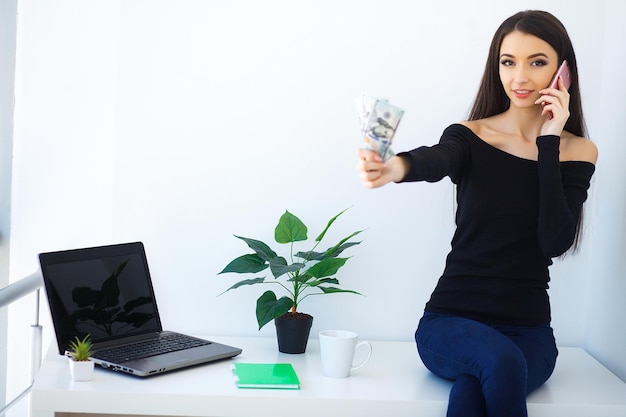 Hermosa joven que trabaja en la computadora en casa