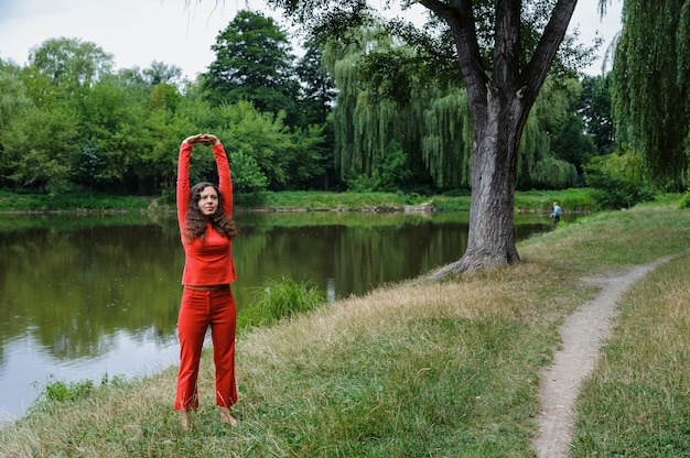 Hermosa joven realizando ejercicios de yoga