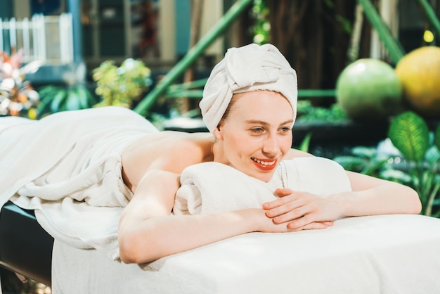 Foto una hermosa joven se relaja en una cama de spa rodeada de naturaleza tranquilidad