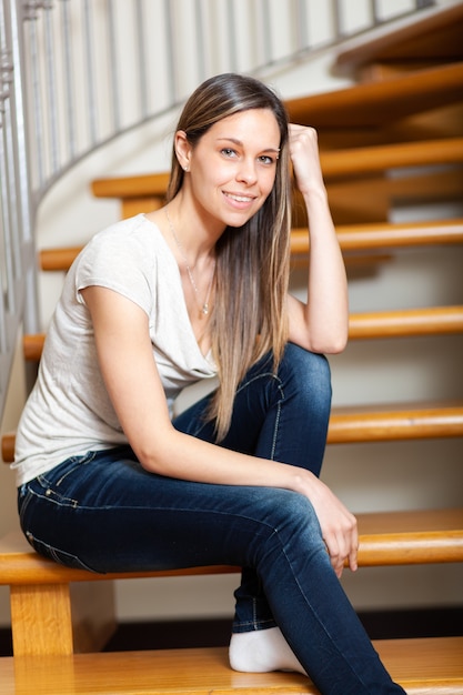 Hermosa joven relajante en casa