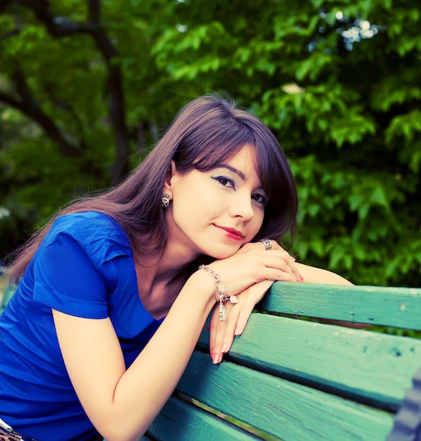 Hermosa joven relajante en el parque