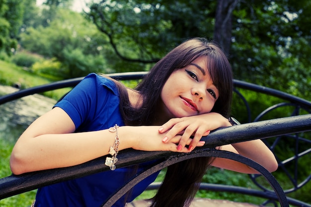 Hermosa joven relajante en el parque