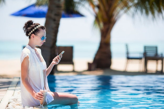 Hermosa joven relajante durante vacaciones tropicales en Maldivas