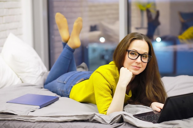 Hermosa joven en ropa casual El estudiante se prepara para la sesión