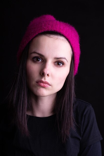 hermosa joven en rosa sombrero retrato estudio fondo negro