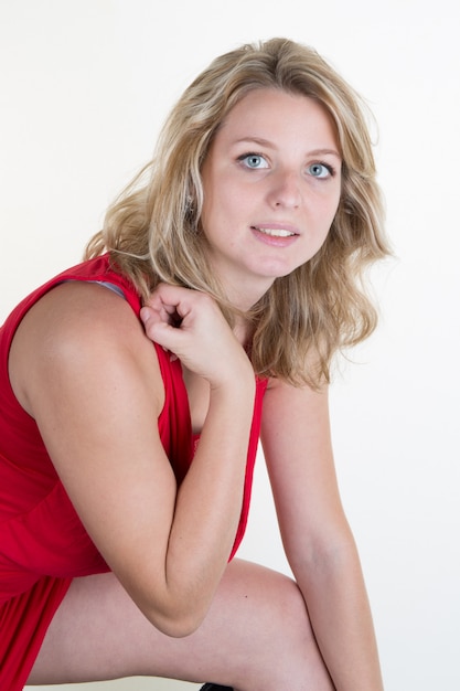 Hermosa joven rubia con un elegante vestido rojo