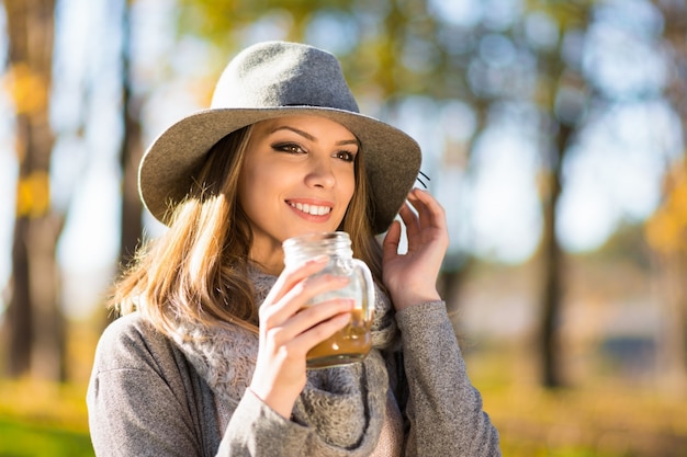 Hermosa joven rubia feliz en chaqueta gris y sombrero