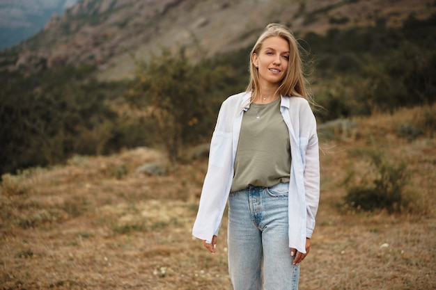 Hermosa joven rubia en las montañas, cerrar