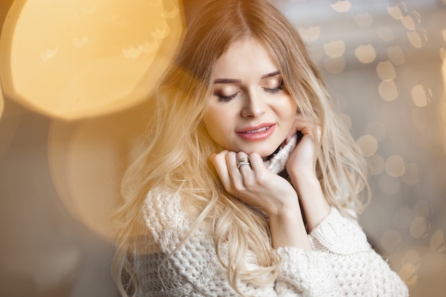 Hermosa joven rubia en navidad