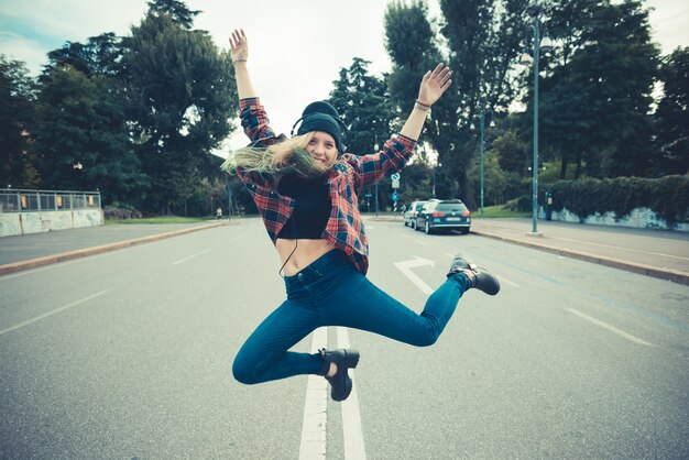 Foto hermosa joven rubia pelo mujer hipster