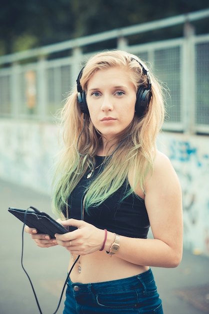 hermosa joven rubia pelo mujer inconformista escuchar música